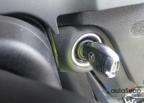 2011 Mercedes-Benz C 300 Luxury/Sport z USA, uszkodzony, nr VIN WDDGF5EB3BA433786